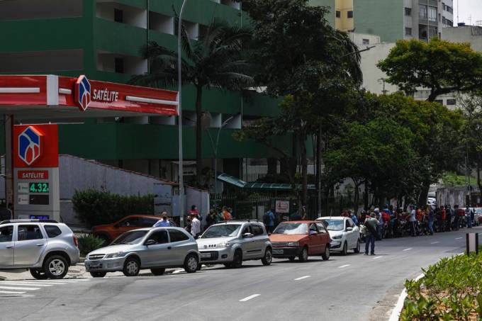 “Paulistanos fazem fila para conseguir gasolina a R$ 0,40”